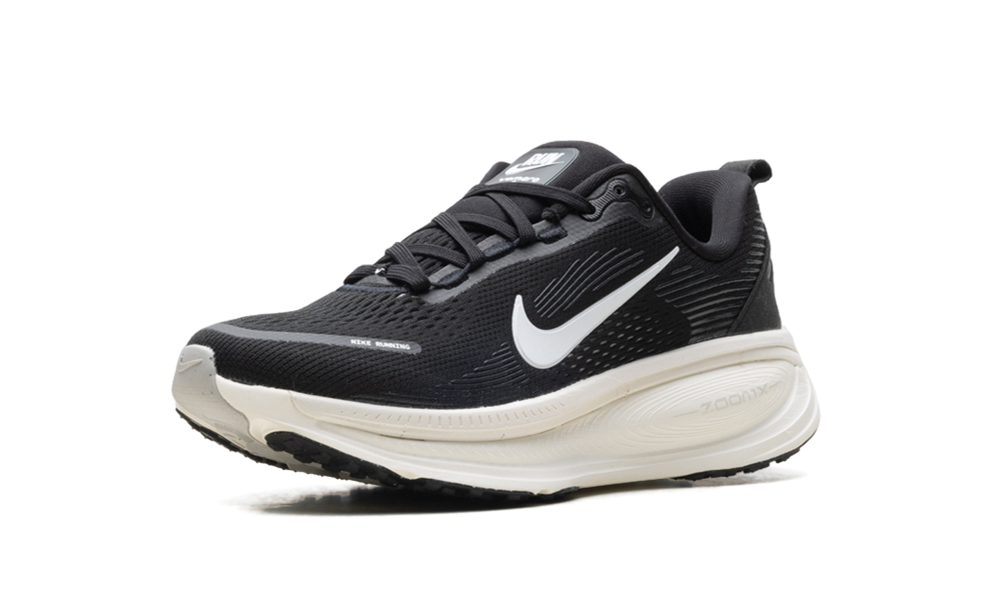 Vomero 18 WMNS"Black Summit White" HM6804 005