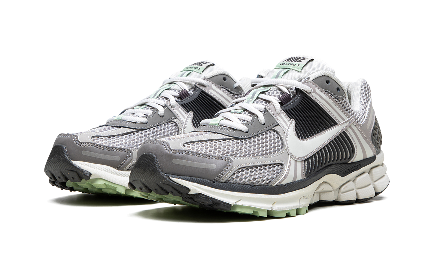 VOMERO 5 WMNS"Cobblestone" FB8825 001