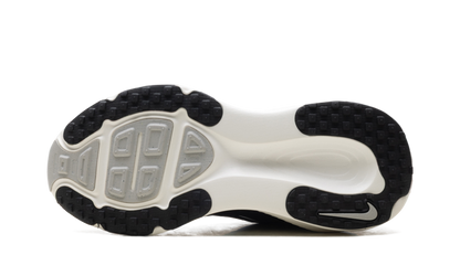 Vomero 18 WMNS"Black Summit White" HM6804 005