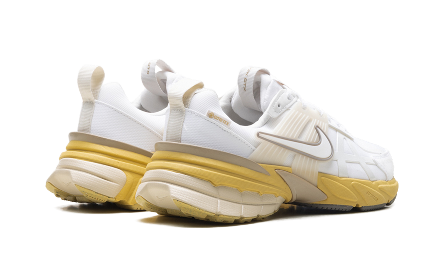 V2K Run WMNS"Gore-Tex White Light Bone" FZ2622 100