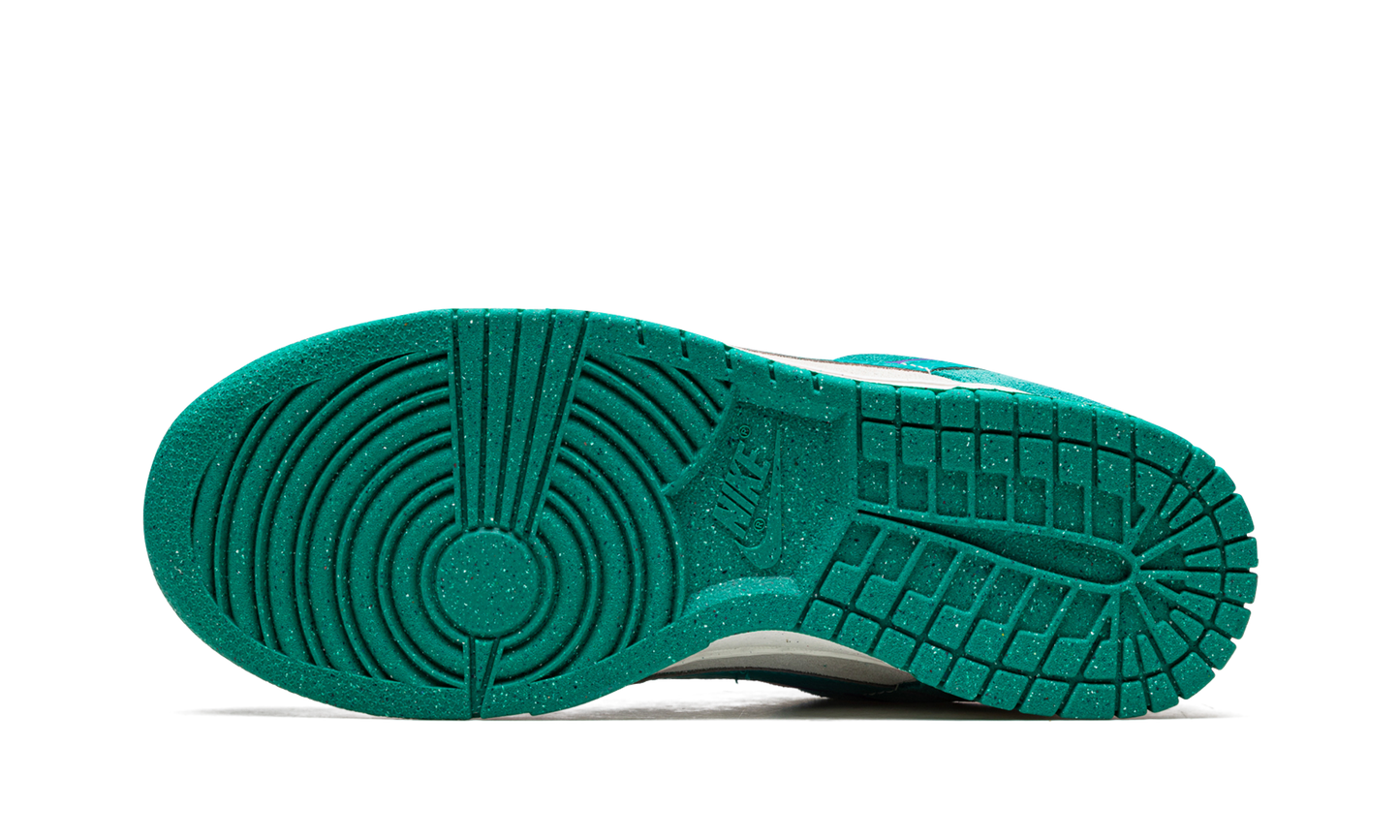 DUNK LO MNS WMNS"85" DO9457 101