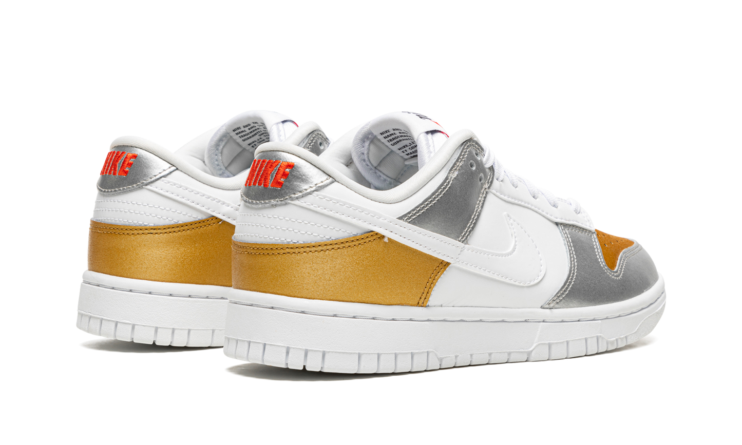 DUNK LOW WMNS"Gold White Silver" DH4403 700
